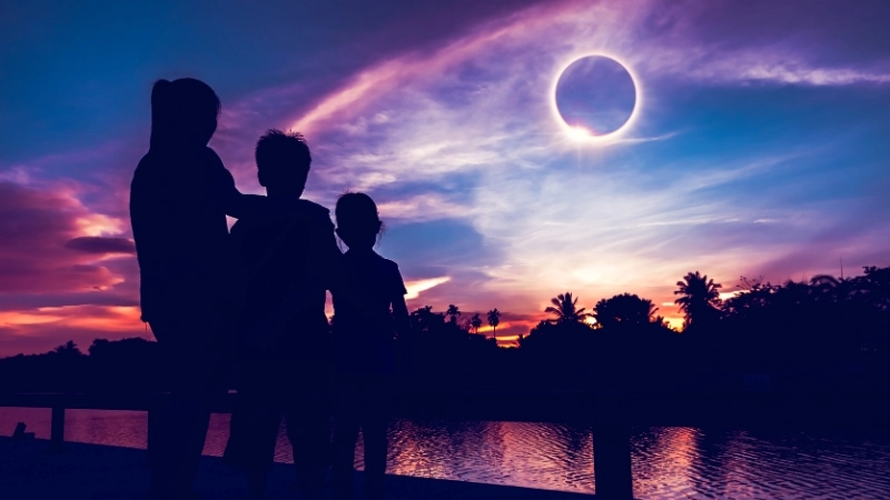 Nhật thực thu hút hàng triệu người quan sát bầu trời